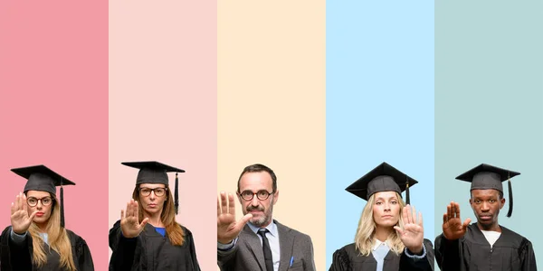 Senior Insegnante Con Suoi Studenti Laureati Infastidito Con Cattivo Atteggiamento — Foto Stock