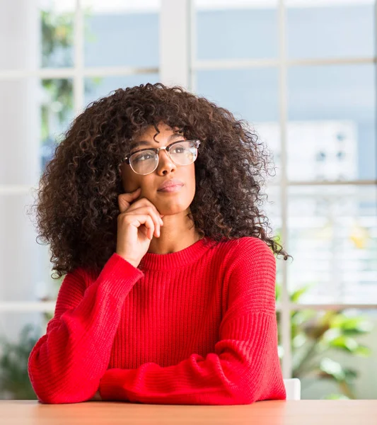 Donna Afroamericana Con Gli Occhiali Faccia Seria Pensando Alla Domanda — Foto Stock
