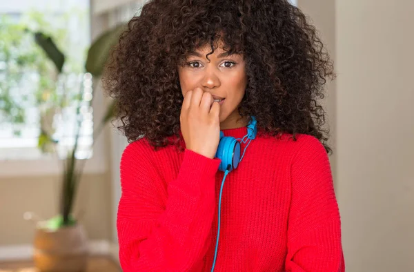 Afroamerikanska Kvinnan Bär Hörlurar Ser Stressad Och Nervös Med Händerna — Stockfoto