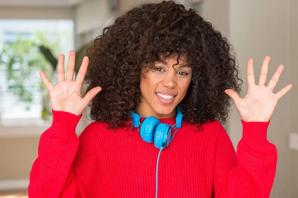 African American Woman Wearing Headphones Showing Pointing Fingers Number Ten — Stock Photo, Image