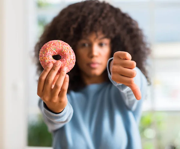 African American Vrouw Bedrijf Donut Thuis Met Een Boos Gezicht — Stockfoto
