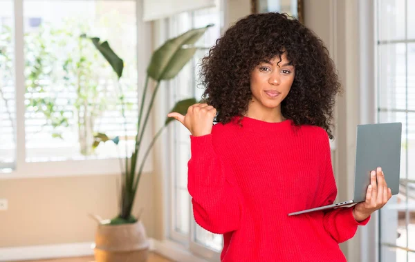 Mujer Afroamericana Pie Usando Computadora Portátil Casa Apuntando Con Mano — Foto de Stock