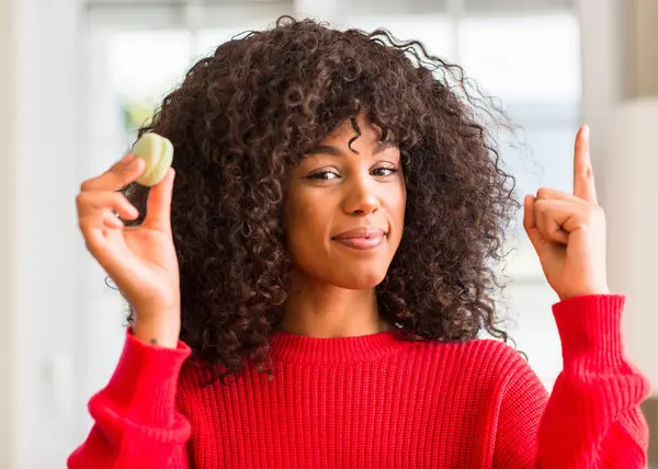 Femme Afro Américaine Tenant Macaron Surpris Par Une Idée Une — Photo