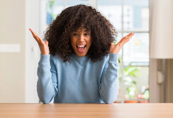 Mujer Afroamericana Casa Celebrando Loca Sorprendida Por Éxito Con Los — Foto de Stock