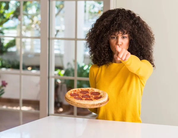 Mujer Afroamericana Dispuesta Comer Sabrosa Pizza Pepperoni Casa Señalando Con —  Fotos de Stock