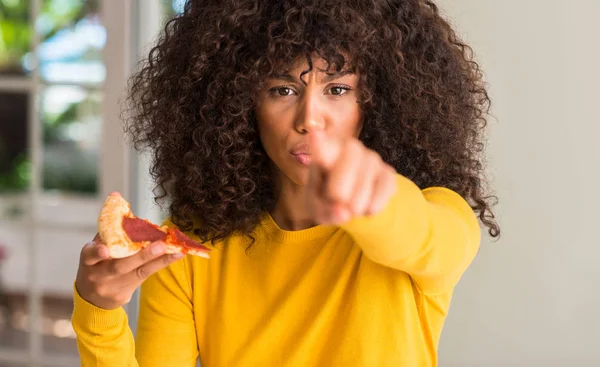 African American Kobieta Gotowe Spożycia Pepperoni Pizza Slice Wskazując Palcem — Zdjęcie stockowe