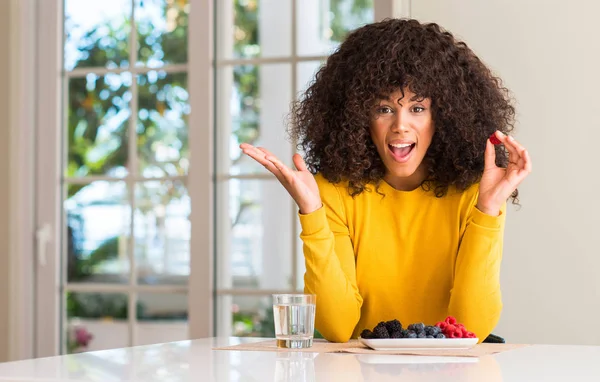 Femme Afro Américaine Mangeant Des Framboises Des Bleuets Maison Très — Photo