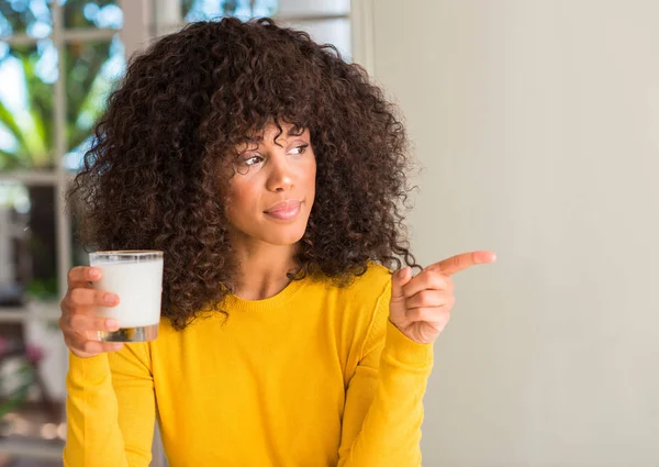 African American Kobieta Trzymając Szklankę Mleka Bardzo Szczęśliwy Wskazując Dłoni — Zdjęcie stockowe