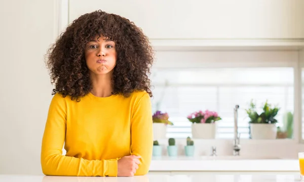 Mulher Afro Americana Usando Suéter Amarelo Cozinha Soprando Bochechas Com — Fotografia de Stock