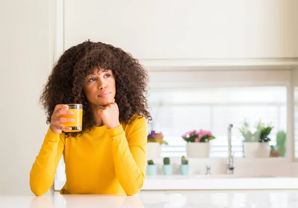 Femme Afro Américaine Buvant Jus Orange Dans Verre Visage Sérieux — Photo