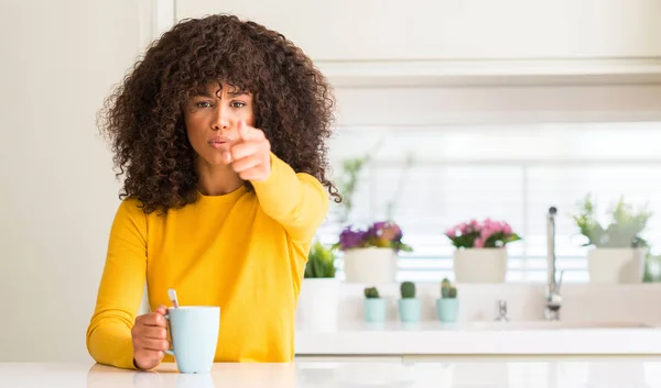 Hermosa Mujer Afroamericana Sosteniendo Una Taza Café Casa Señalando Con — Foto de Stock