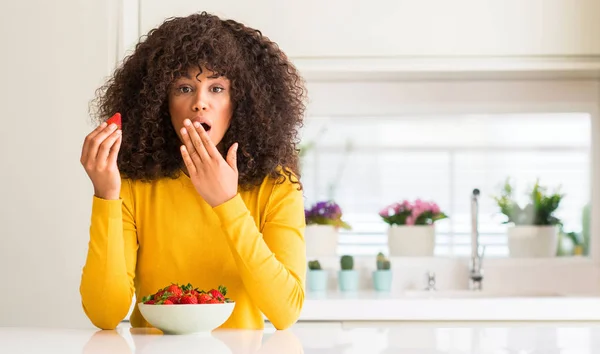 African American Vrouw Eten Aardbeien Thuis Cover Mond Met Hand — Stockfoto