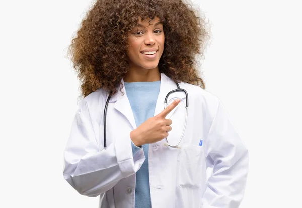 Afrika Kökenli Amerikalı Doktor Kadın Tıbbi Profesyonel Parmak Ile Işaret — Stok fotoğraf