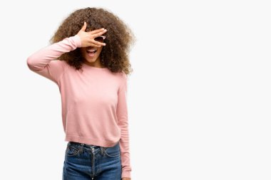 Afrikalı-Amerikalı kadın yüz ve gözler el ile kapsayan şok bakmak pembe güneş gözlüğü takıyor mahcup ifadeyle parmaklarımın arasından arıyor.