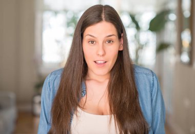 Genç güzel kadın evde korkuyor şok sürpriz yüz, korkuyor ve heyecanlı korku ifadesi ile