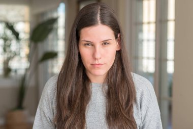 Ev şüpheci ve sinir, papatyanın üzgün sorun nedeniyle genç güzel kadın. Negatif kişi.