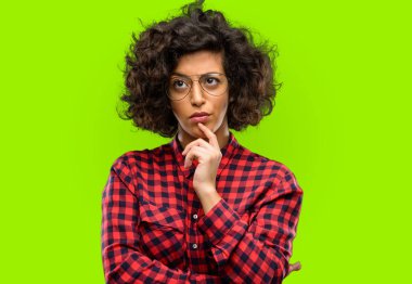 Güzel Arap kadın şüphe ifade, şaşırtmak ve kavramı, belirsiz gelecek merak ediyorum