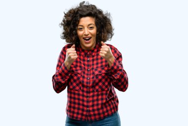 Güzel Arap kadın mutlu ve ifade wow jest tezahürat