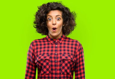 Güzel Arap kadın mutlu ve ifade wow jest tezahürat