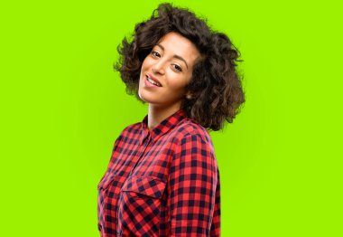 Güzel Arap kadın kendinden emin ve mutlu bir büyük doğal gülümseme gülmüyorum, doğal ifade ile