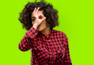 Güzel Arap kadın parmakları Tamam jest olarak kameradan bakıyorsun. Dürbün, güzel gözleri ve gülümseme taklit