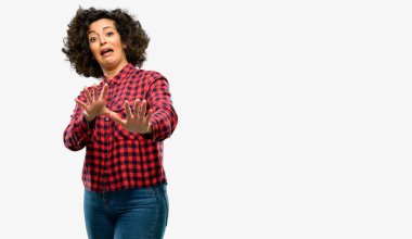 Dur jest, bir savunma olarak ellerini tutmak, bağırarak güzel Arap kadın tiksinti ve kızgın,