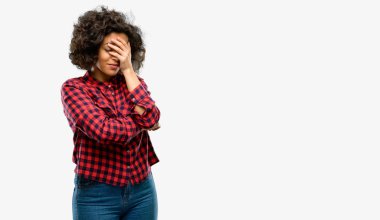 Güzel Arap kadın stresli tutma eller baş, yorgun ve sinirli