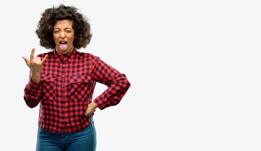 Rock simge elle yapma, bağırarak ve dilini çıkarmış kutluyor güzel Arap kadın