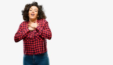 Güzel Arap kadın çekici gülümseme sevgi ve sempati göstermek isteyen kalp üzerinde el ele tutuşarak sahip