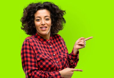 Güzel Arap kadın uzak yan parmak ile işaret