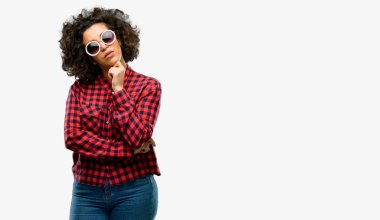 Güzel Arap kadın ile acımak yüz düşünceli düşünme