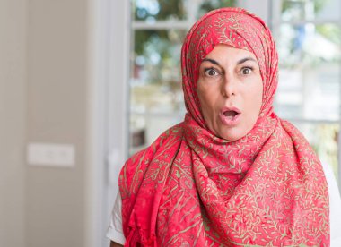 Müslüman kadının şok sürpriz yüzü, korkuyor ve korku ifadesi ile heyecanlı olan korkmuş hijab giyen orta yaşlı