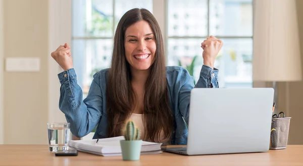 Joven Estudiante Estudiando Casa Gritando Orgullosa Celebrando Victoria Éxito Muy —  Fotos de Stock