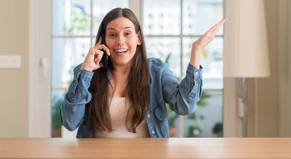 Jonge Vrouw Met Smartphone Erg Blij Opgewonden Winnaar Expressie Vieren — Stockfoto