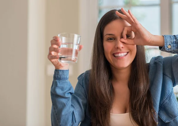 Ung Kvinna Dricka Glas Vatten Hemma Med Glada Ansikte Leende — Stockfoto