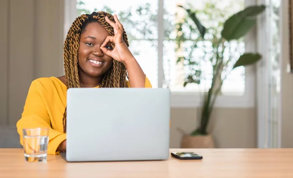 Donna Afroamericana Con Computer Portatile Con Volto Felice Sorridente Facendo — Foto Stock