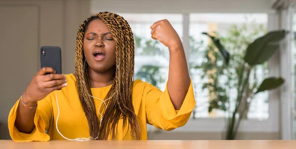Αφρικανική Αμερικανική Γυναίκα Χρήση Smartphone Ακουστικά Ενοχλημένοι Και Απογοητευμένοι Φωνάζει — Φωτογραφία Αρχείου