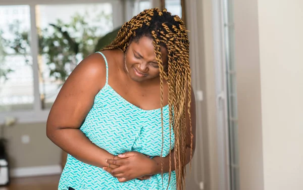 African American Woman Hemma Med Handen Magen Eftersom Illamående Smärtsam — Stockfoto