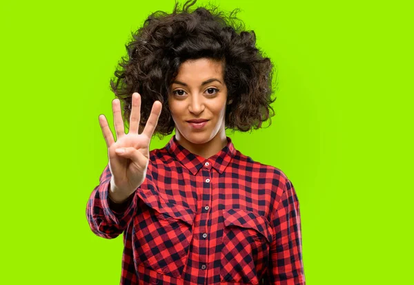 Parmak, yetiştirme güzel Arap kadın olduğunu dört sayısı