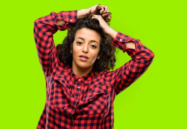 Güzel Arap kadın kendinden emin ve mutlu bir büyük doğal gülümseme gülmek ile