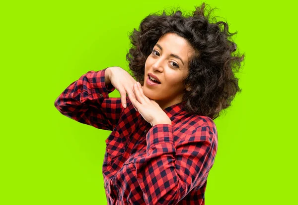 Güzel Arap kadın mutlu ve ifade wow jest tezahürat