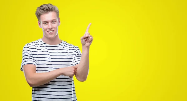 Jonge Knappe Blonde Man Dragen Strepen Matroos Shirt Erg Blij — Stockfoto