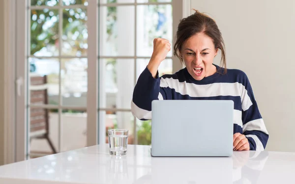 Mujer Mediana Edad Usando Ordenador Portátil Casa Molesto Frustrado Gritando — Foto de Stock