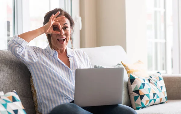 Femme Âge Moyen Utilisant Ordinateur Portable Dans Canapé Avec Visage — Photo