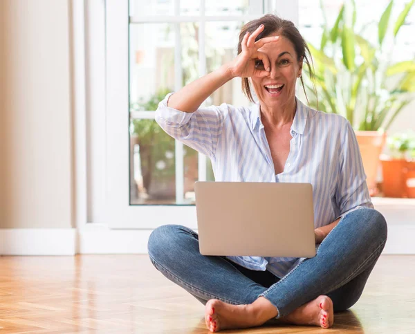 Middle Aged Woman Using Laptop Home Happy Face Smiling Doing — Stock Photo, Image