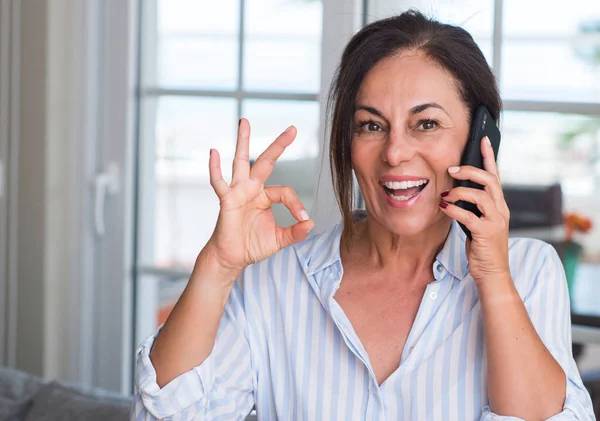 Kobieta Średnim Wieku Przy Użyciu Smartfona Robi Znak Palcami Doskonały — Zdjęcie stockowe
