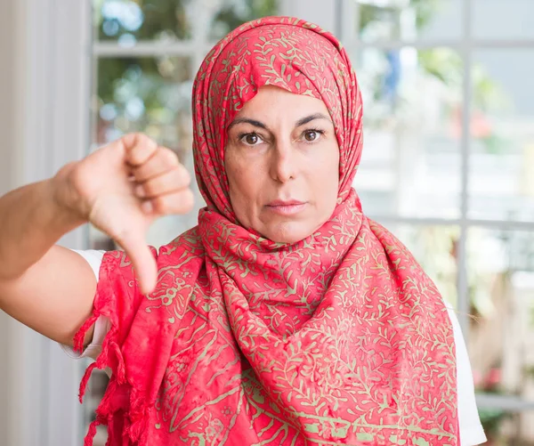 Średnim Wieku Muzułmanka Noszenie Hidżabu Gniewną Twarz Wyświetlono Niechęć Kciuk — Zdjęcie stockowe