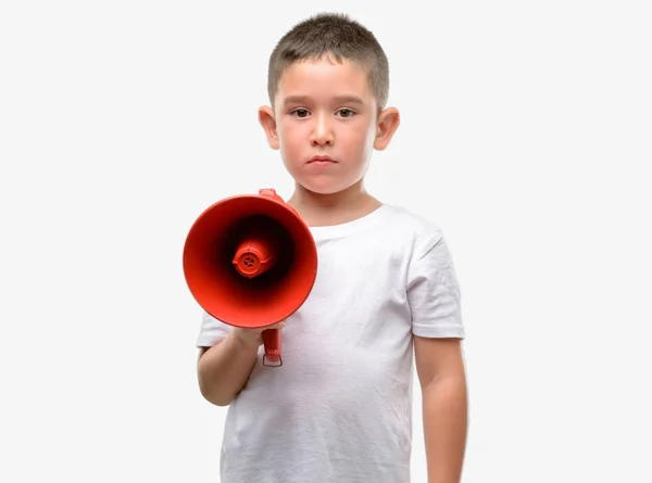 Criança Cabelos Escuros Segurando Megafone Com Uma Expressão Confiante Rosto — Fotografia de Stock