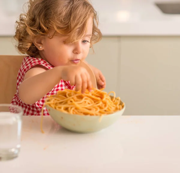 Bela Criança Loira Comendo Espaguete Com Mãos Casa — Fotografia de Stock