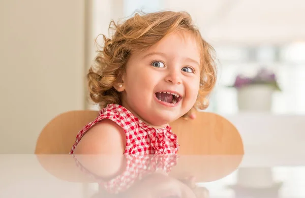 Όμορφο Ξανθό Παιδί Γαλανά Μάτια Κάθεται Και Χαμογελά Στο Σπίτι — Φωτογραφία Αρχείου